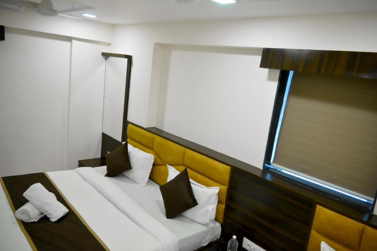 Hotel Royal Ican Sindhubhavan Road Ahmedabad Exterior photo