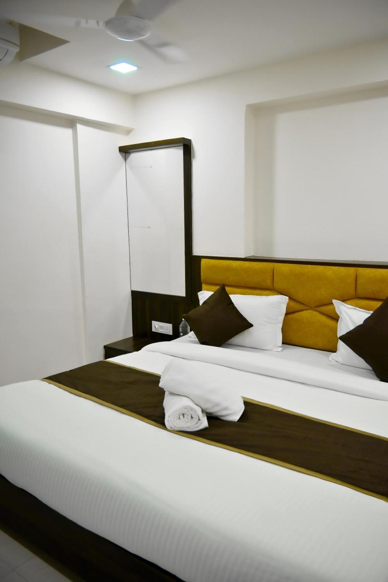 Hotel Royal Ican Sindhubhavan Road Ahmedabad Exterior photo