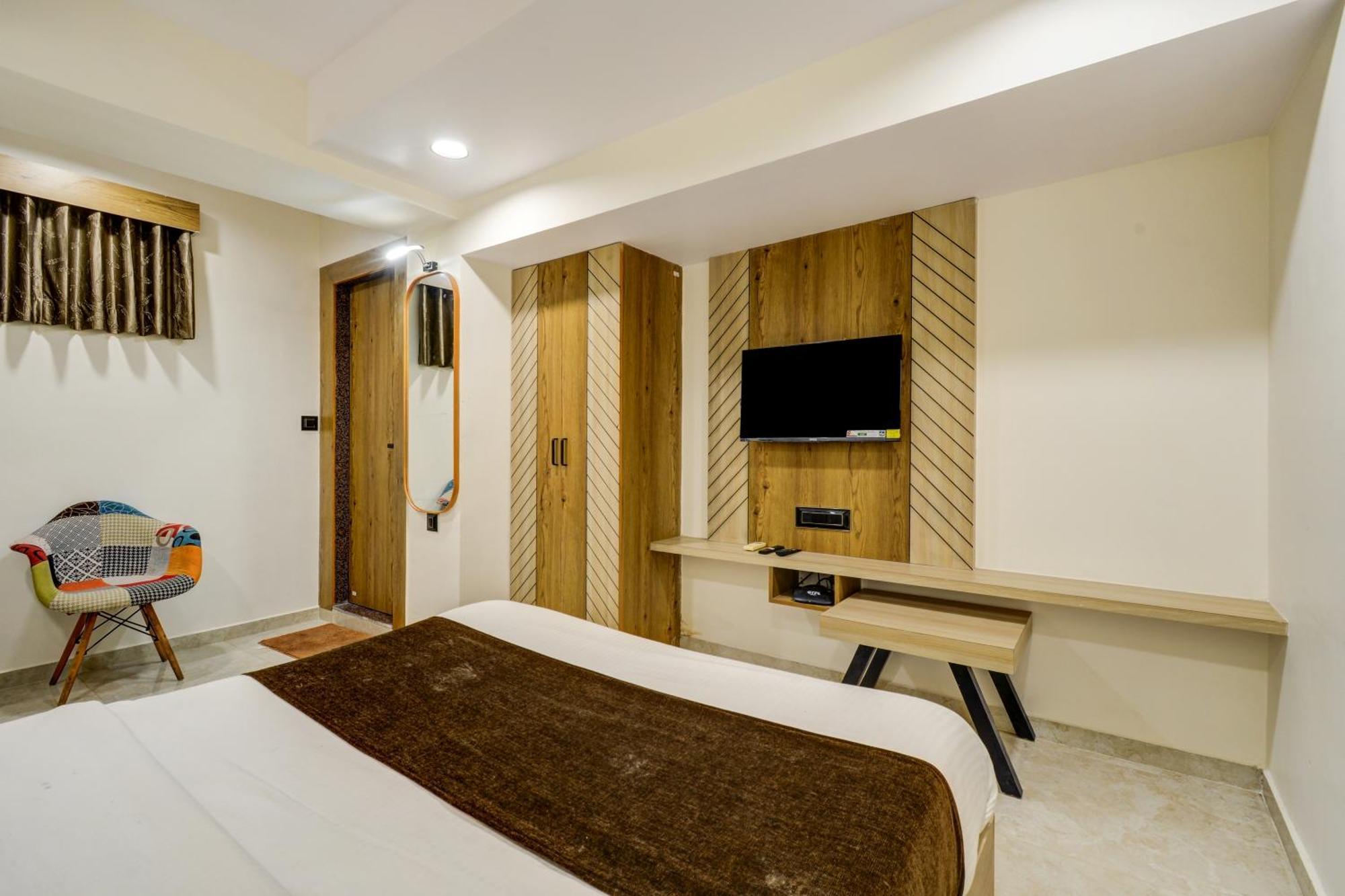 Hotel Royal Ican Sindhubhavan Road Ahmedabad Exterior photo