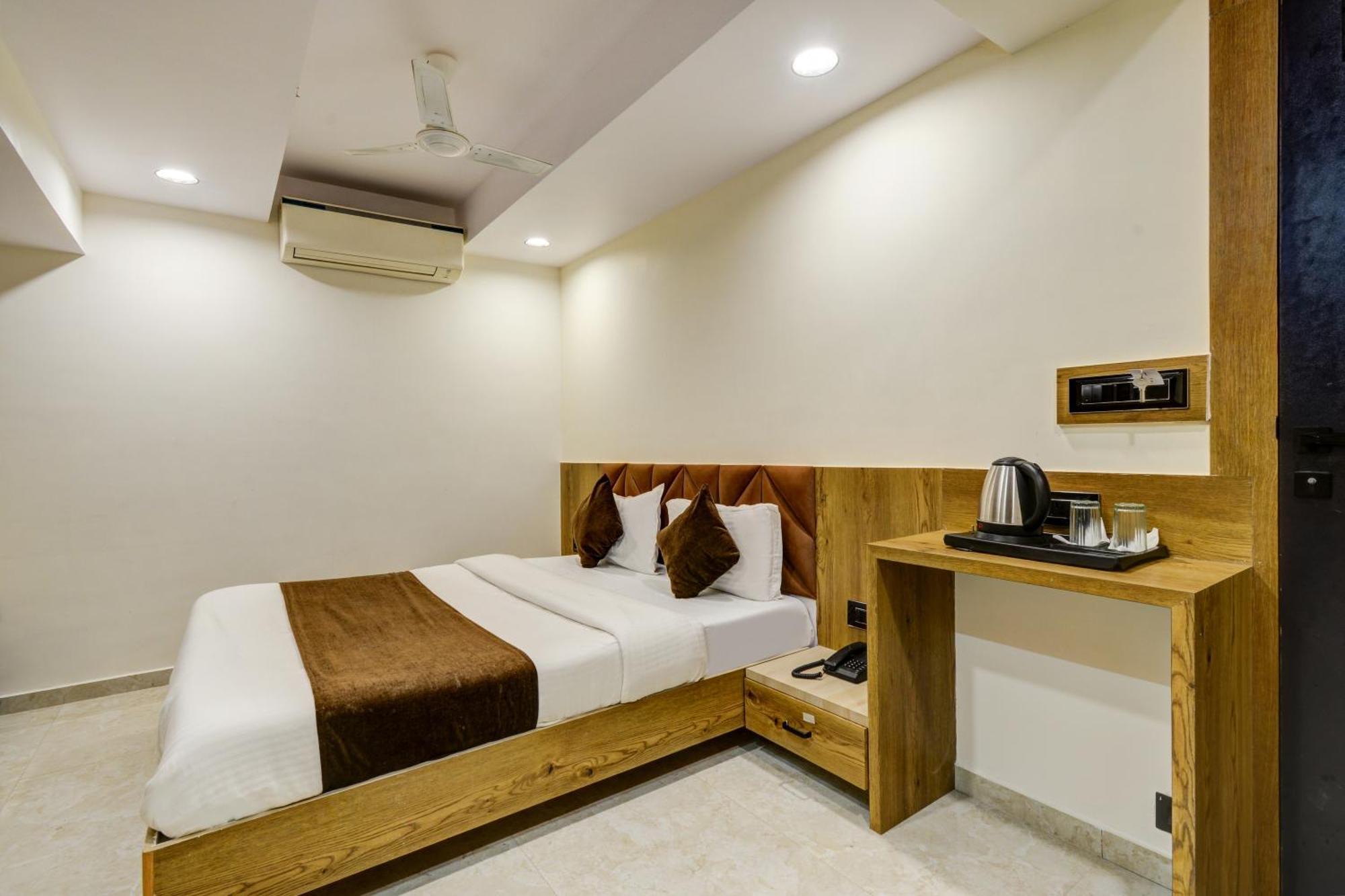 Hotel Royal Ican Sindhubhavan Road Ahmedabad Exterior photo