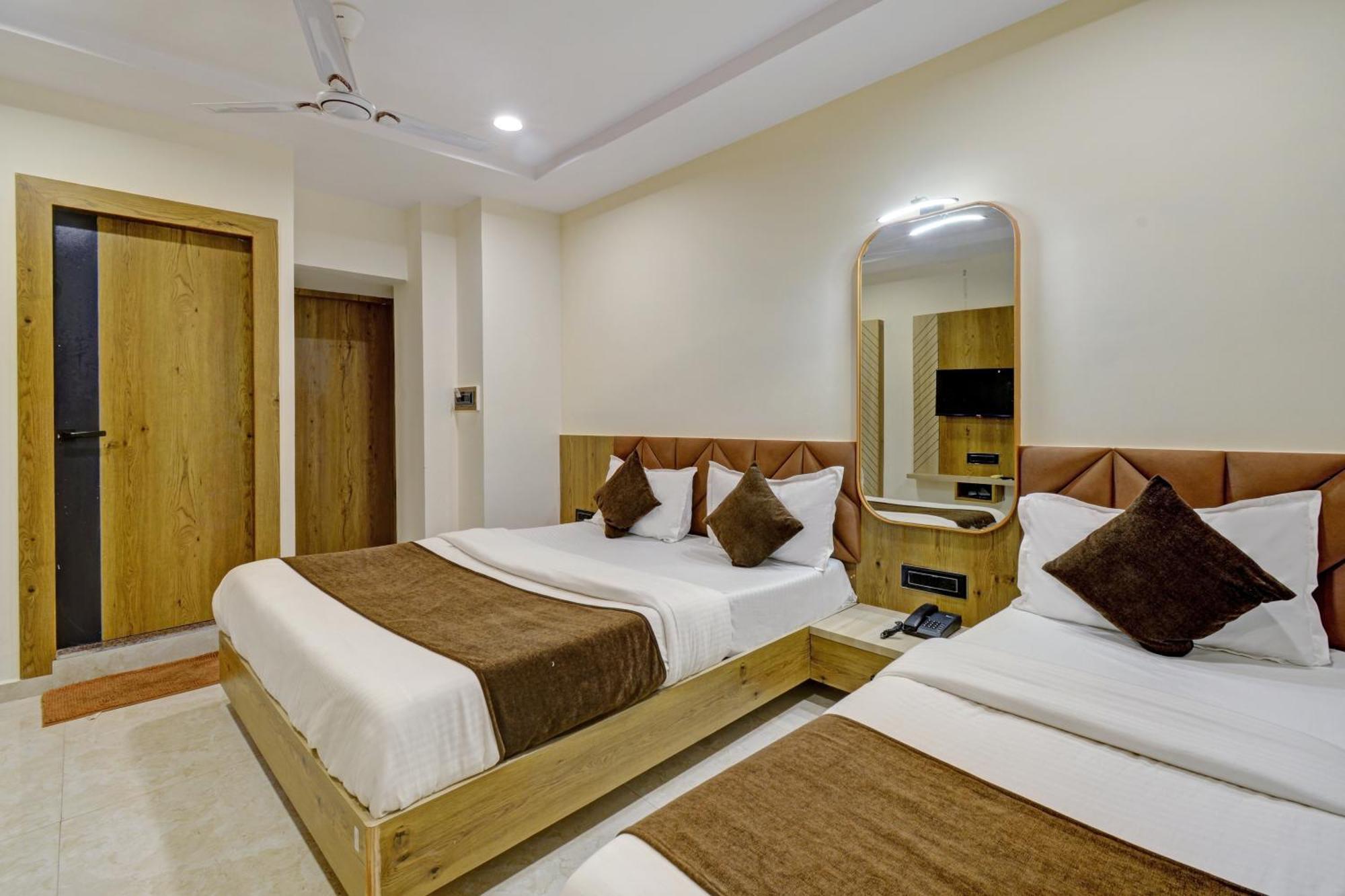 Hotel Royal Ican Sindhubhavan Road Ahmedabad Exterior photo
