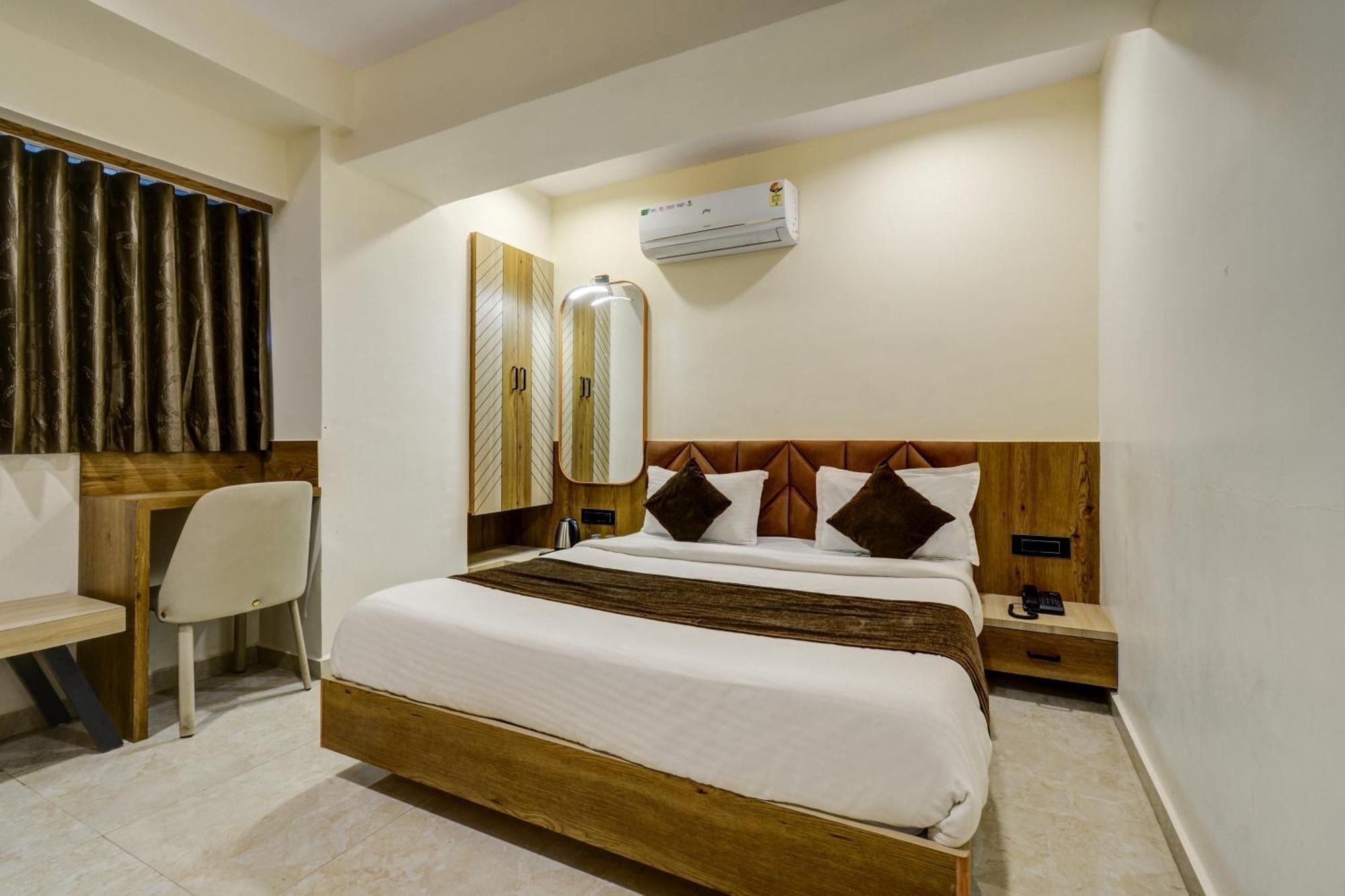 Hotel Royal Ican Sindhubhavan Road Ahmedabad Exterior photo