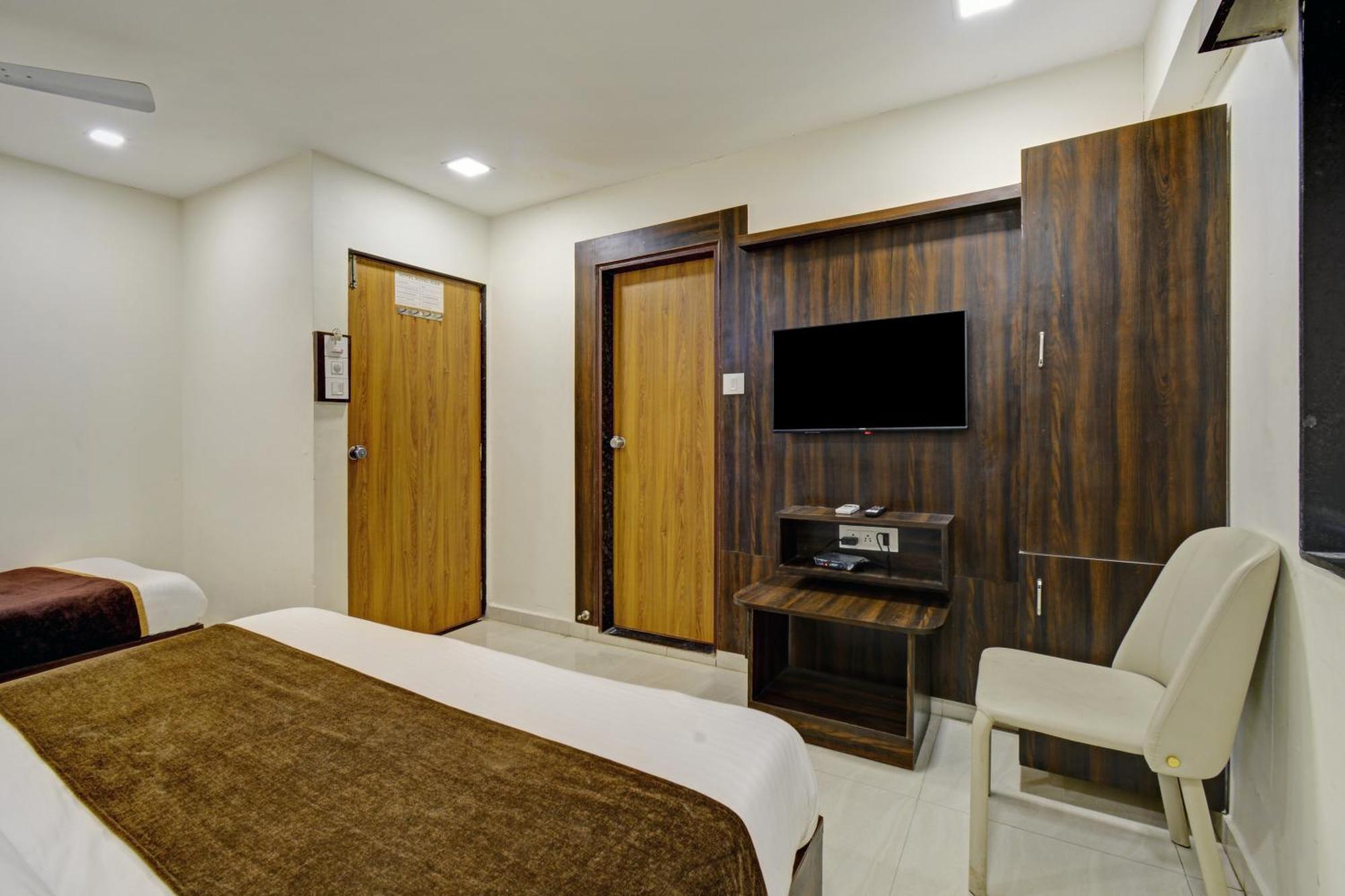 Hotel Royal Ican Sindhubhavan Road Ahmedabad Exterior photo