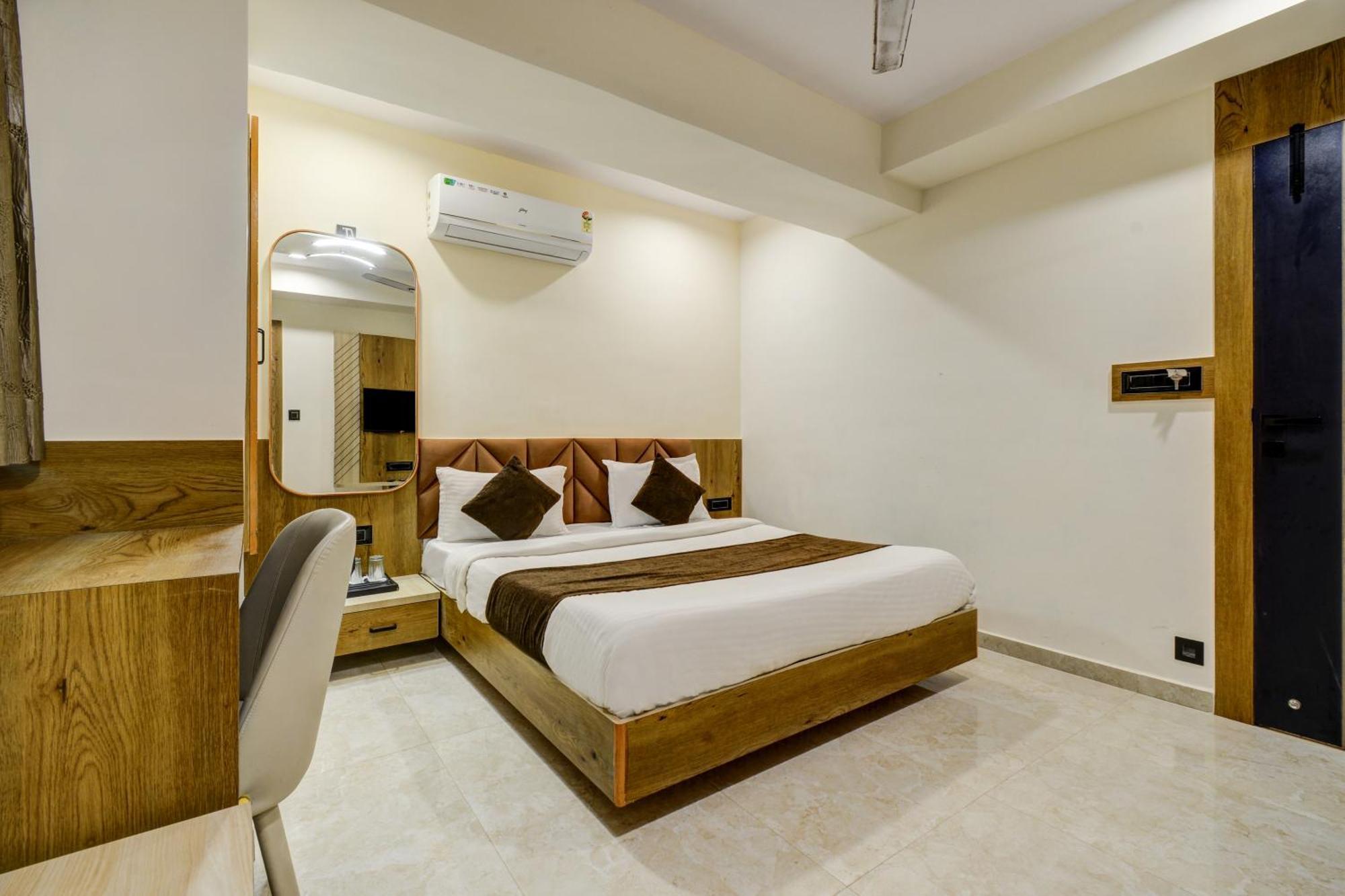 Hotel Royal Ican Sindhubhavan Road Ahmedabad Exterior photo